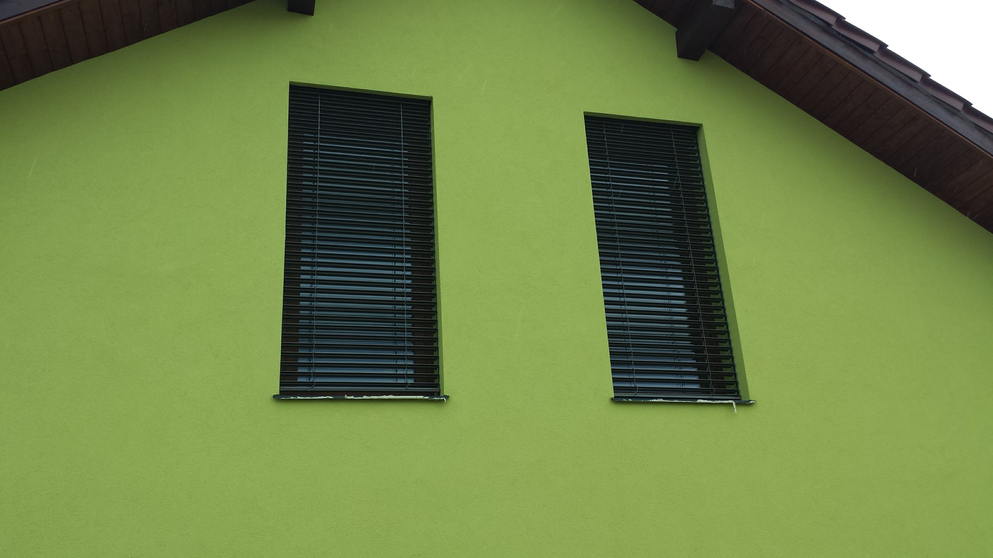 Venkovní žaluzie na moderní fasádě – inspirace 1